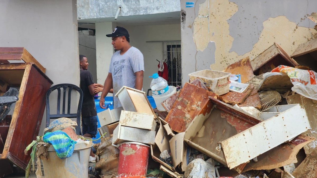 Inundación. Los bienes de un sinnúmero de habitantes de Esmeraldas quedaron inservibles por el agua.