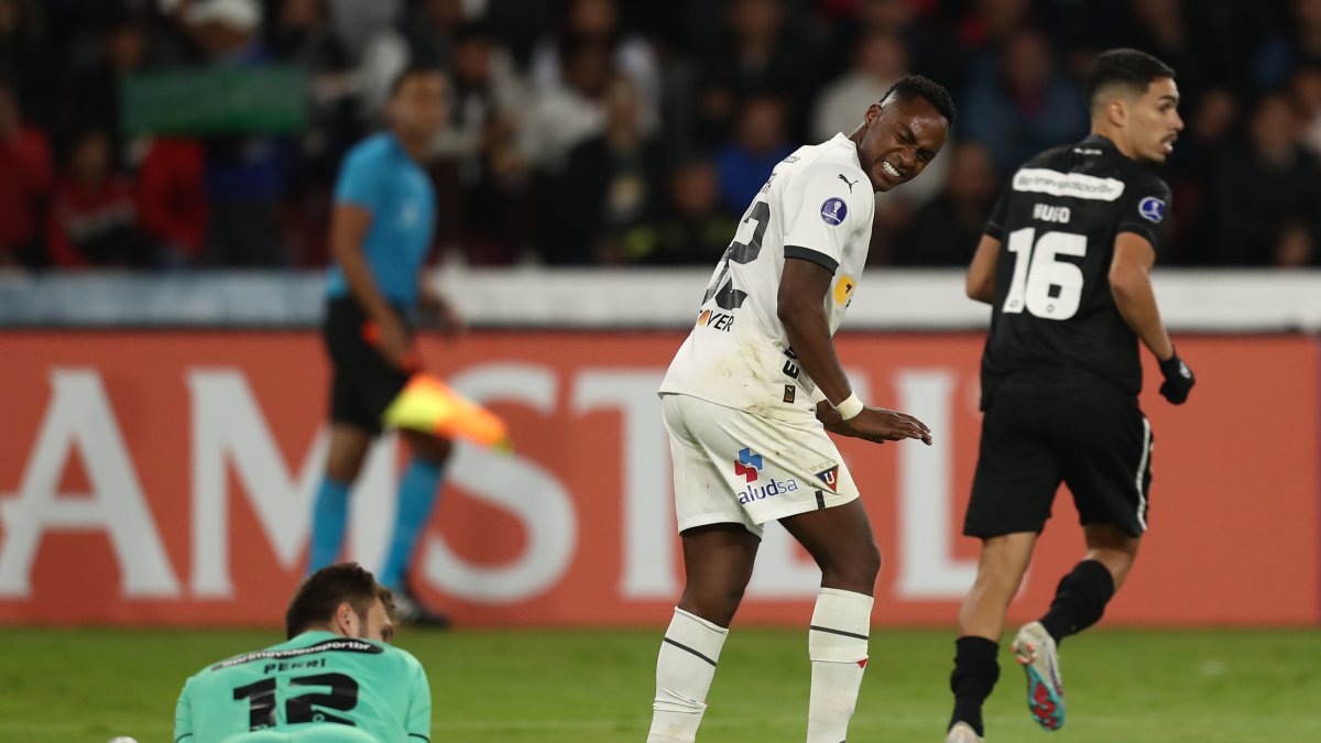 El arquero brasileño Lucas Perri (i) fue clave para el empate de Botafogo. Renato Ibarra (c) fue uno de los que más buscó vencer al golero del Fogao.