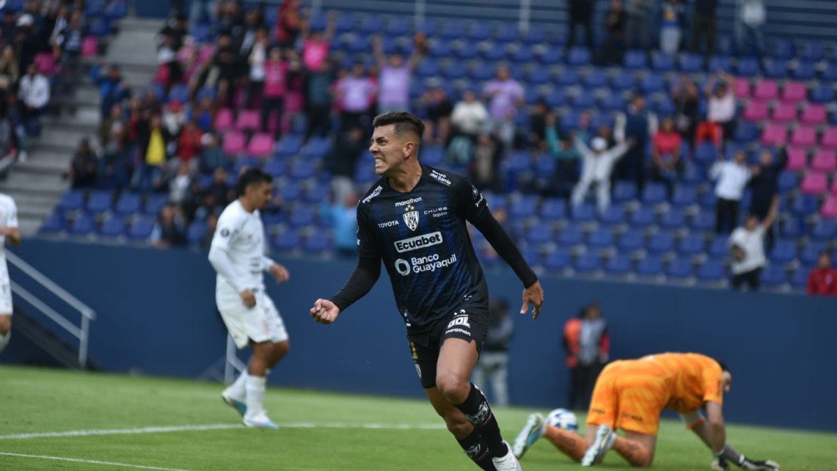 Michael Hoyos fue la figura de los rayados al marcar un doblete ante Corinthians.