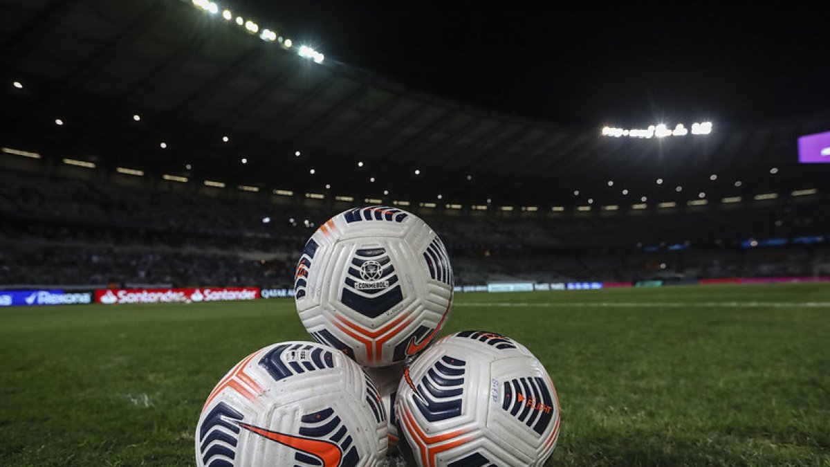 Un campo previo a un juego de Libertadores.