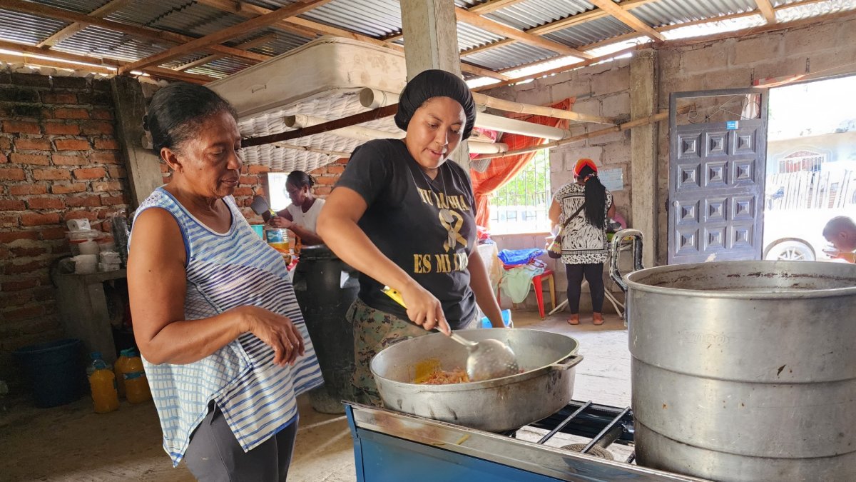 Acciones. Varias madres de familia se han agrupado para juntar utensilios y aportar con mano de obra.