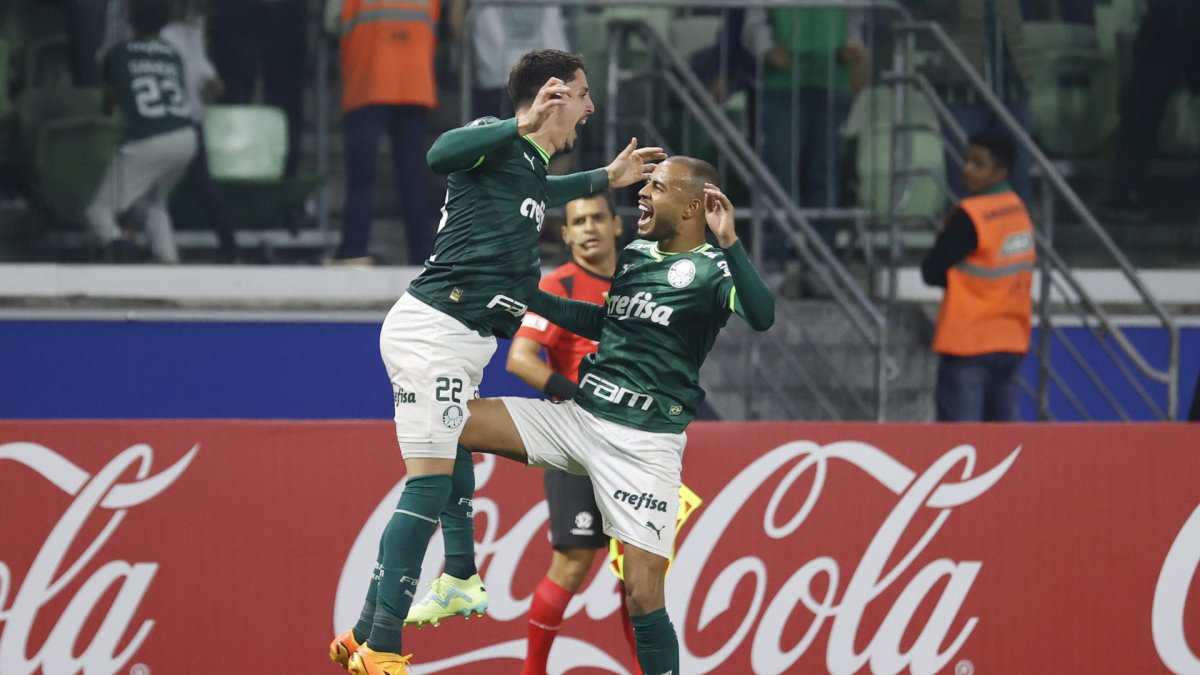 Joaquín Piquerez (i) de Palmeiras celebra su gol hoy, en un partido de la fase de grupos de la Copa Libertadores entre Palmeiras y Barcelona SC en el estadio Allianz Parque en Sao Pablo (Brasil).