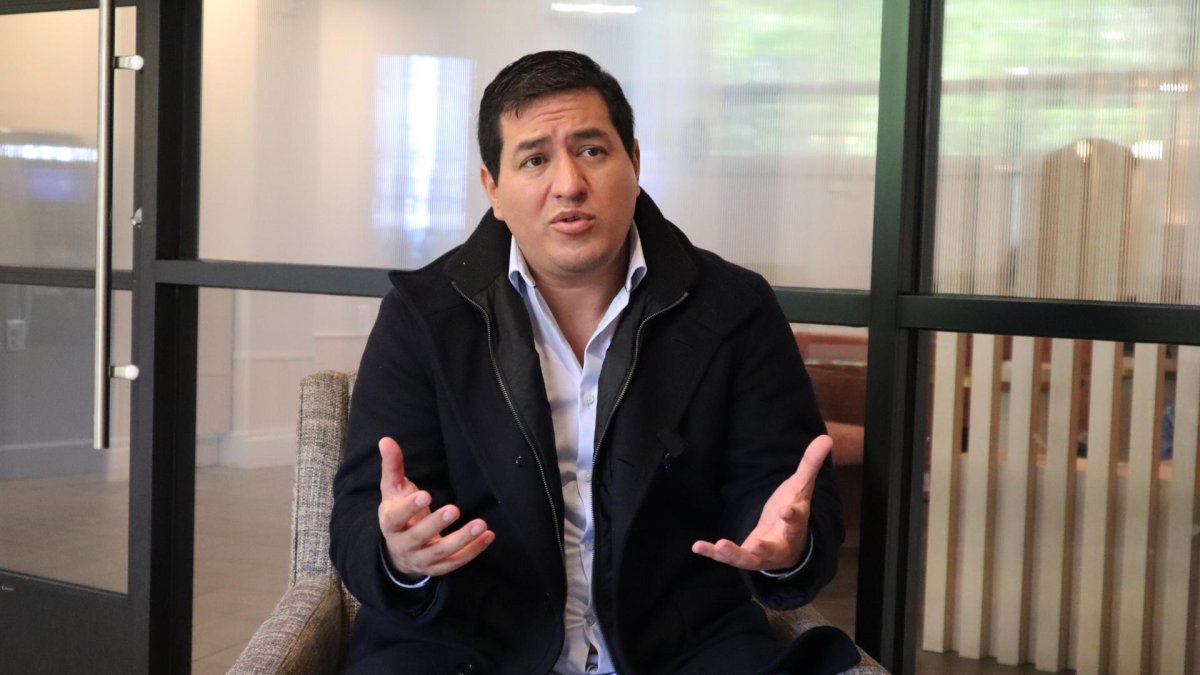 Fotografía de archivo, tomada el pasado 18 de mayo, en la que se registró al excandidato presidencial ecuatoriano Andrés Arauz, durante una entrevista con EFE, en Washington DC (EE.UU.).