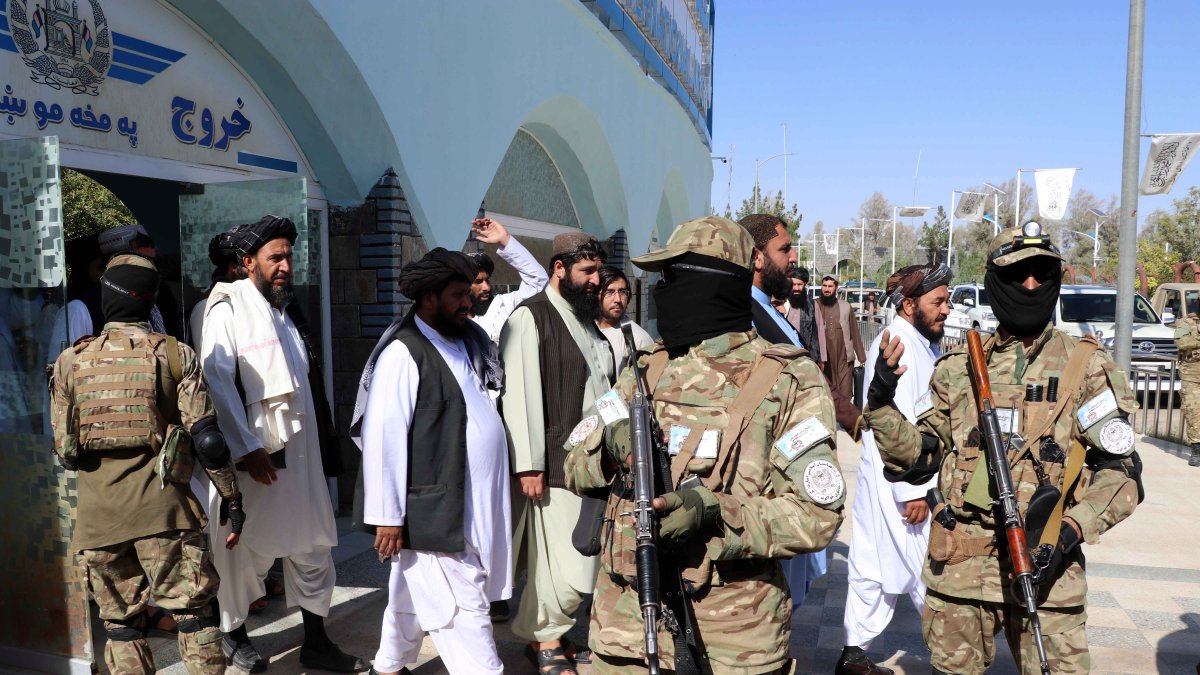 Foto de archivo de talibanes armados.