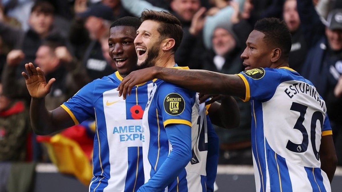 Caicedo (i) tendría ofertas del Arsenal, Chelsea y Manchester United.