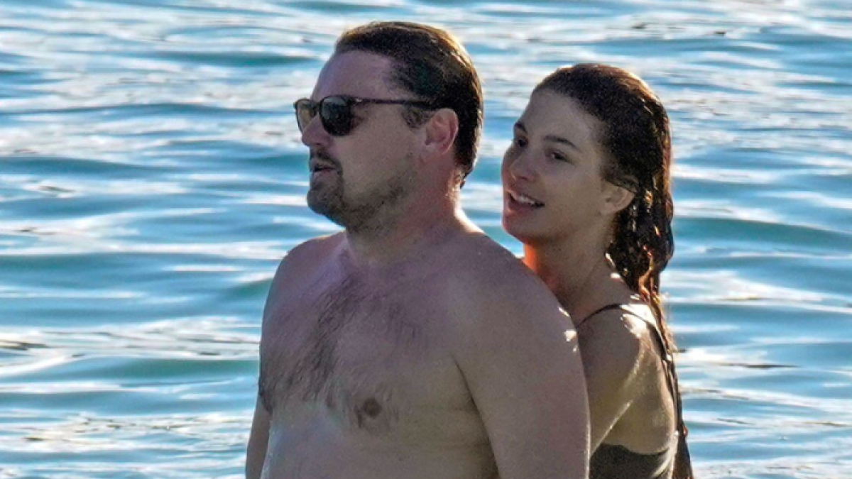 Leonardo DiCaprio junto a la modelo Megan Roche.
