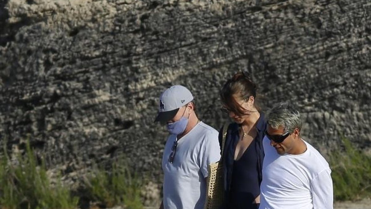 Leonardo DiCaprio (izquierda) junto a la modelo Meghan Roche y un acompañante.