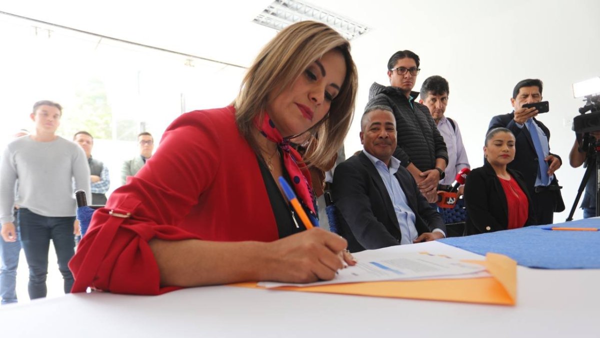 Linda Romero y Bolívar Armijos en la firma de su precandidatura.
