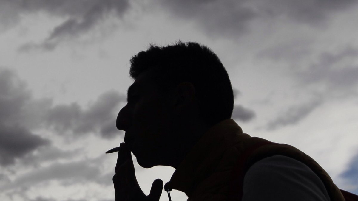 En la imagen de archivo, un hombre fuma un cigarrillo.