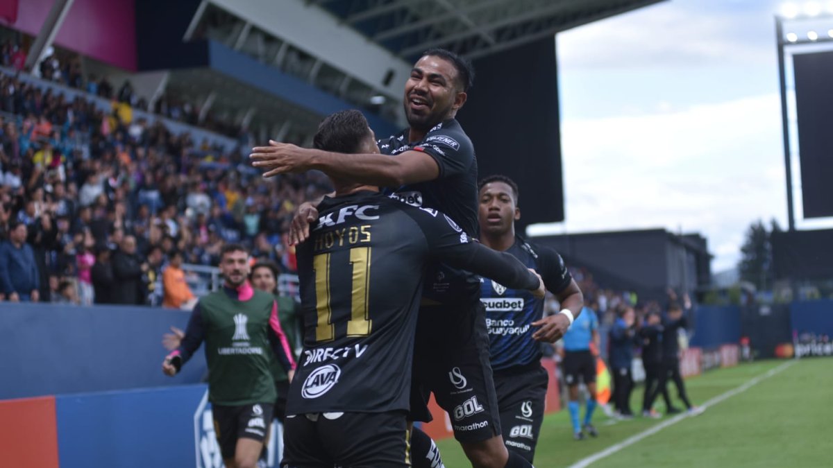 Junior Sornoza marcó el tanto definitivo y lo celebra junto a Michael Hoyos, quien anotó los dos goles iniciales contra Corinthians.