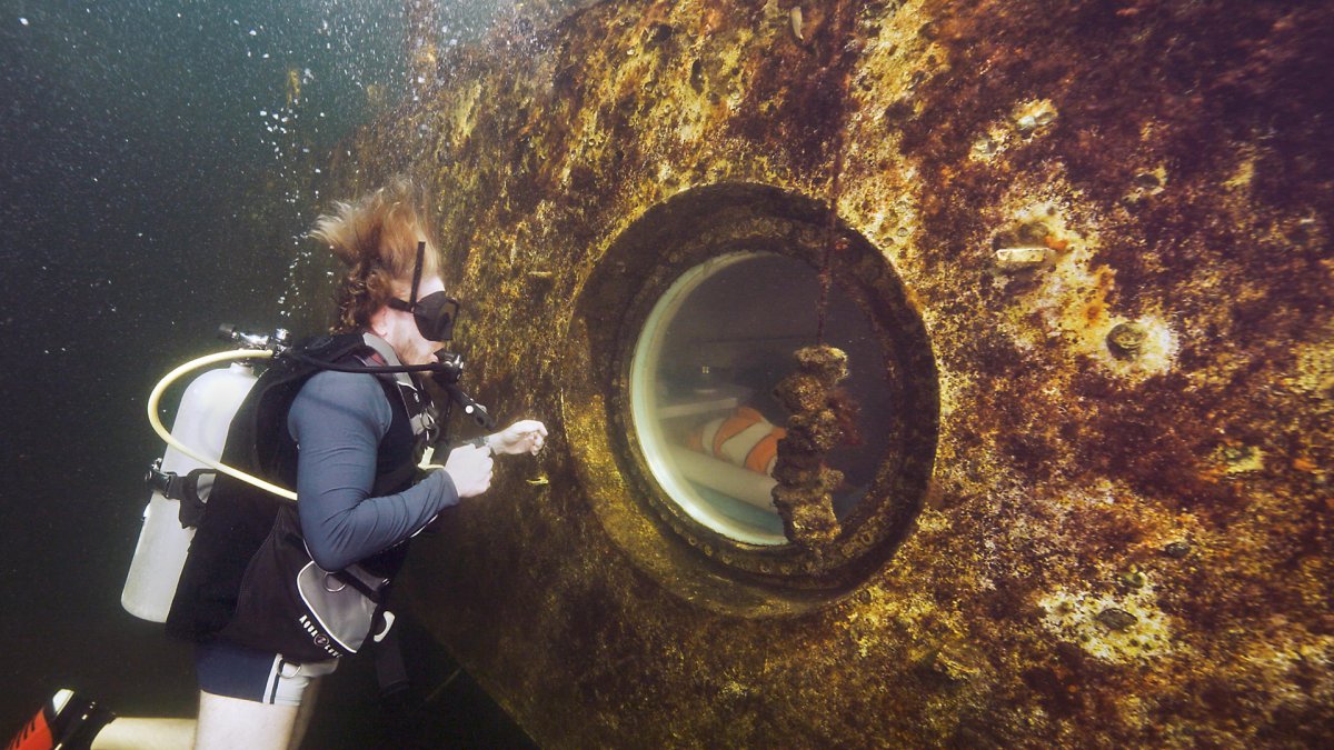 Se registró al explorador de buceo e investigador médico Joseph Dituri, mientras observa el hábitat del albergue submarino Jules' Undersea Lodge, ubicado en el fondo de una laguna.