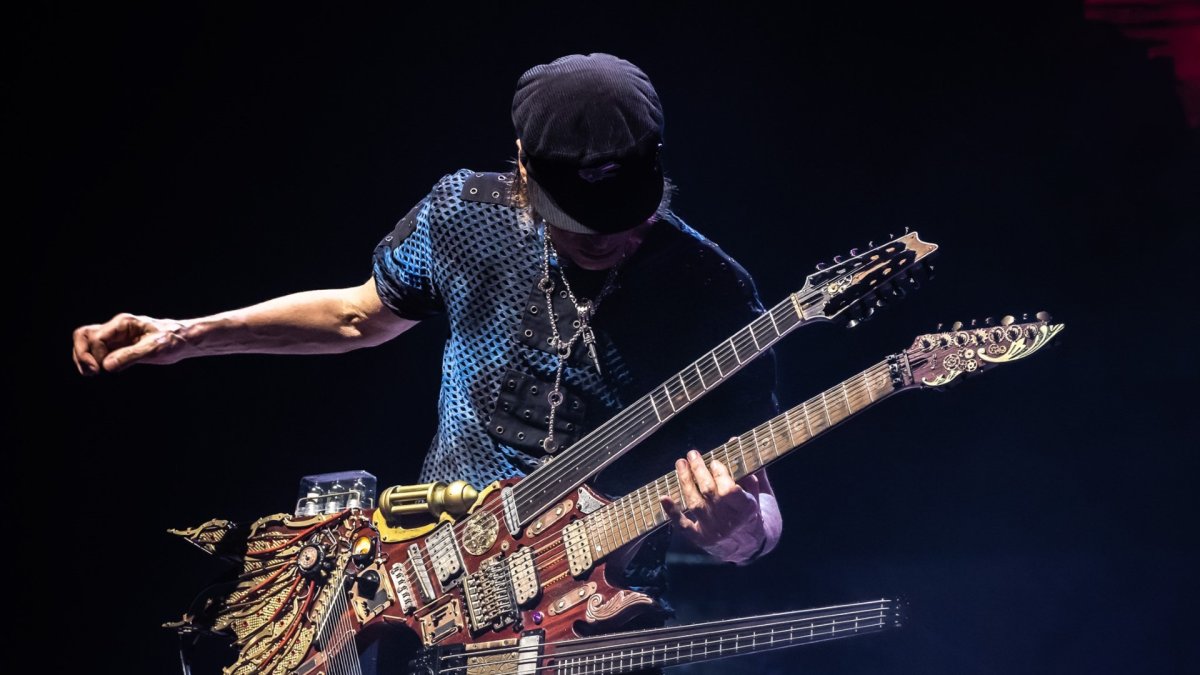 Steve Vai inició su carrera como transcriptor de música para Frank Zappa.