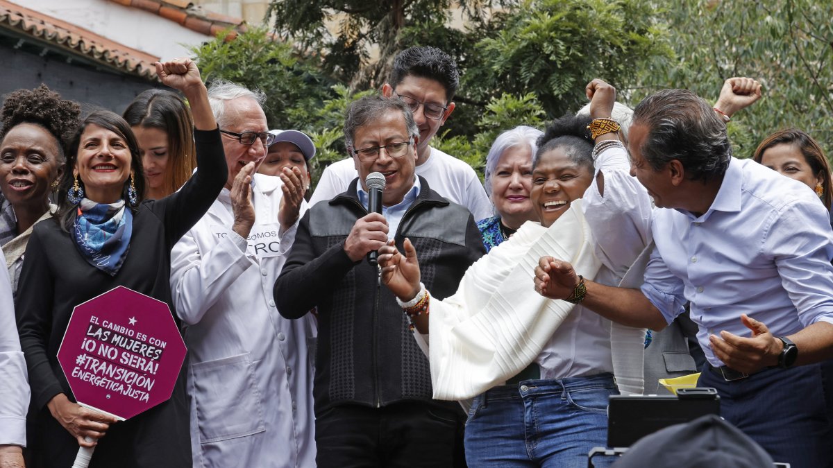 El presidente de Colombia, Gustavo Petro (c), acompañado por la vicepresidenta, Francia Márquez (c-i); la ministra de Minas y Energía, Irene Vélez (i), entre otros, habla ante sus simpatizantes. 