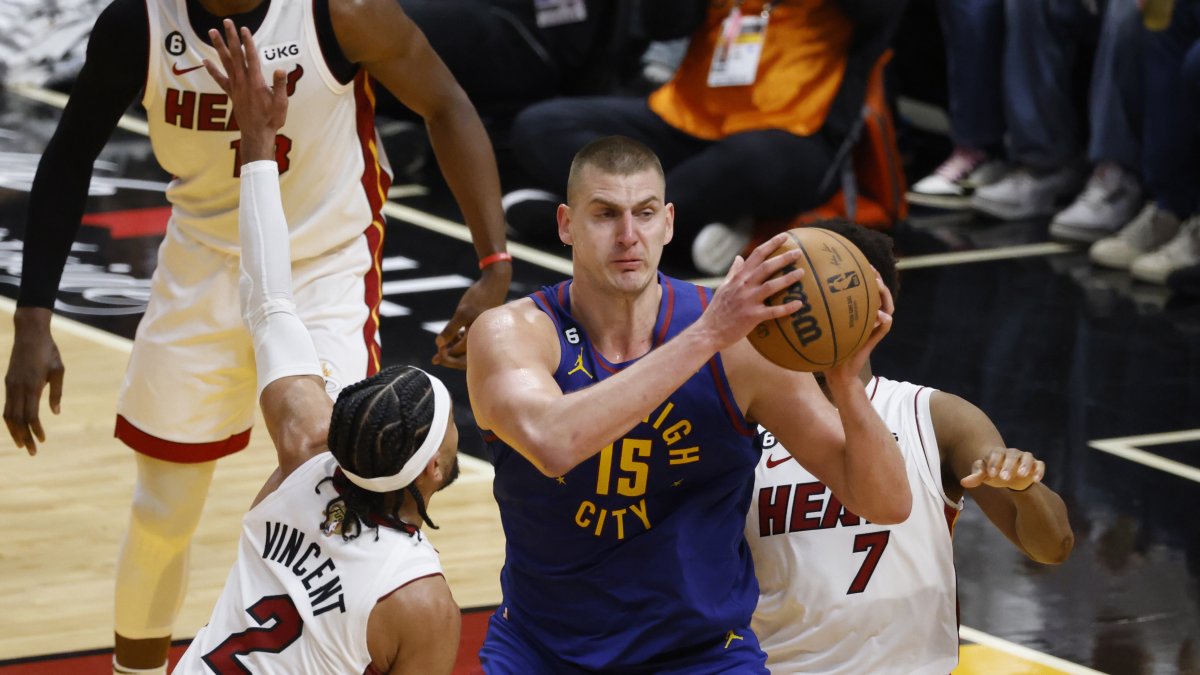 Nikola Jokic, de Nuggets (d), se convirtió ya en el primer deportista en anotar 32 puntos en un partido de finales de NBA.