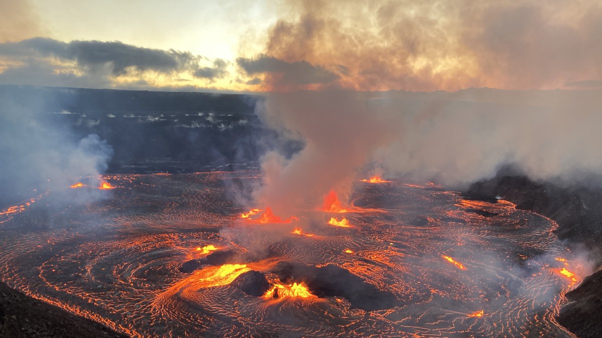 El Servicio Geológico estadounidense (USGS, en inglés) confirmó en sus redes sociales que el Kilauea entró en erupción en el cráter Halemaumau, lejos de zonas habitadas.