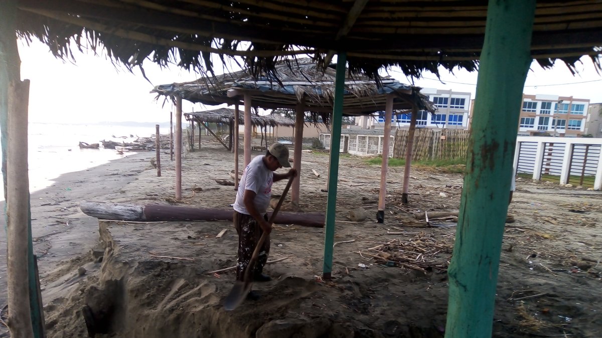 Daño. Ayer, la ciudadanía limpiaba las zonas afectadas por el aguaje.
