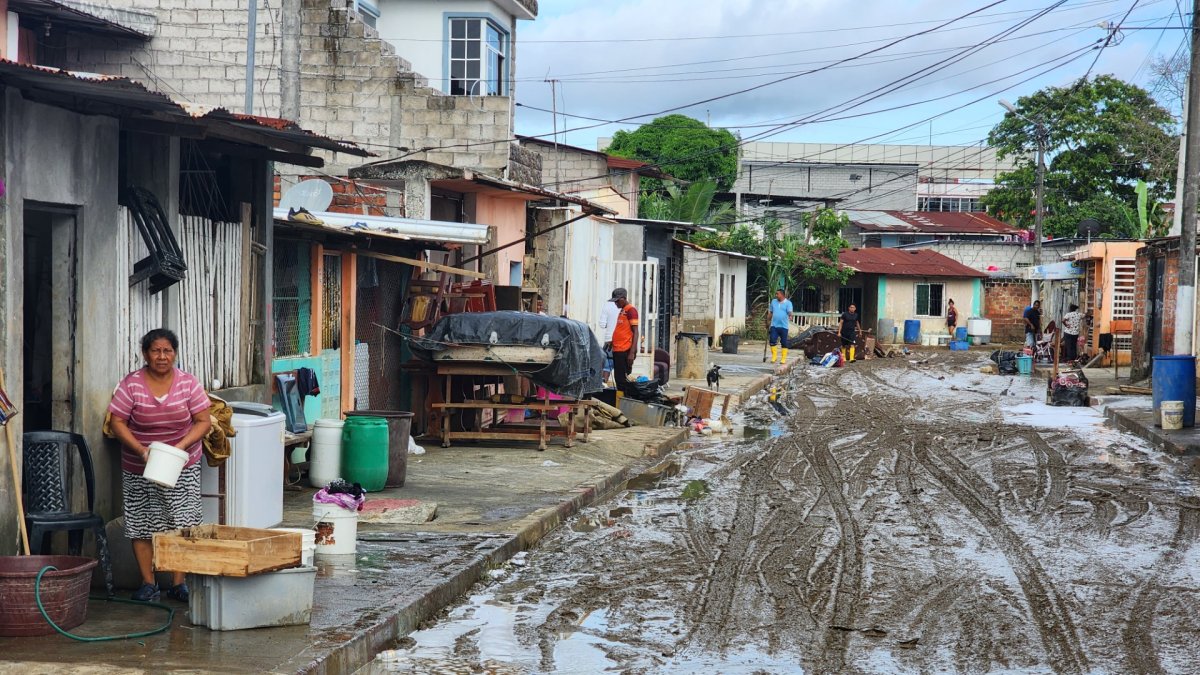 Actividad. Las familias han alterado sus rutinas en medio de los daños en sus viviendas y el lodo acumulado.
