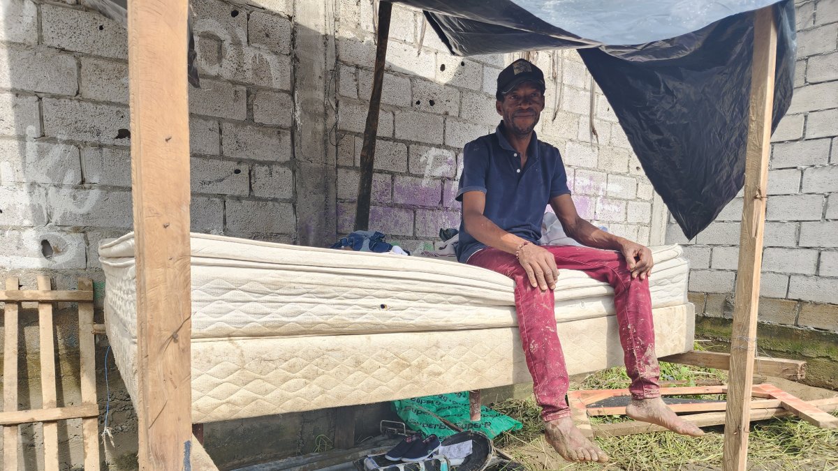 Segundo perdió su vivienda con el desbordamiento del río Teaone y elaboró un refugio temporal con elementos que le regalaron.