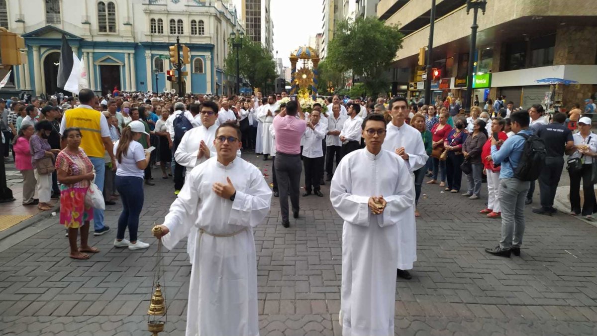 Procesión. Esta es una fiesta religiosa para caminar junto al Señor.