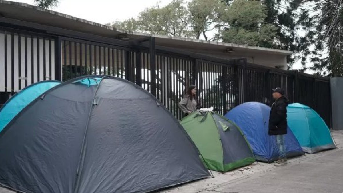Fans argentinos de Taylor Swift ya acampan para poder ver el show de la famosa cantautora.