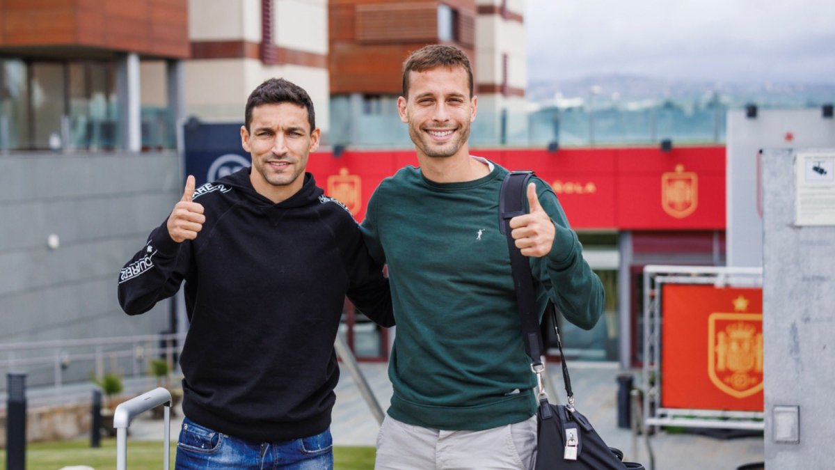 Jesús Navas (i) y Sergio Canales llegan juntos a la concentración de la selección española. El jueves 15 de junio se medirán a Italia por las semifinales de la Liga de Naciones.