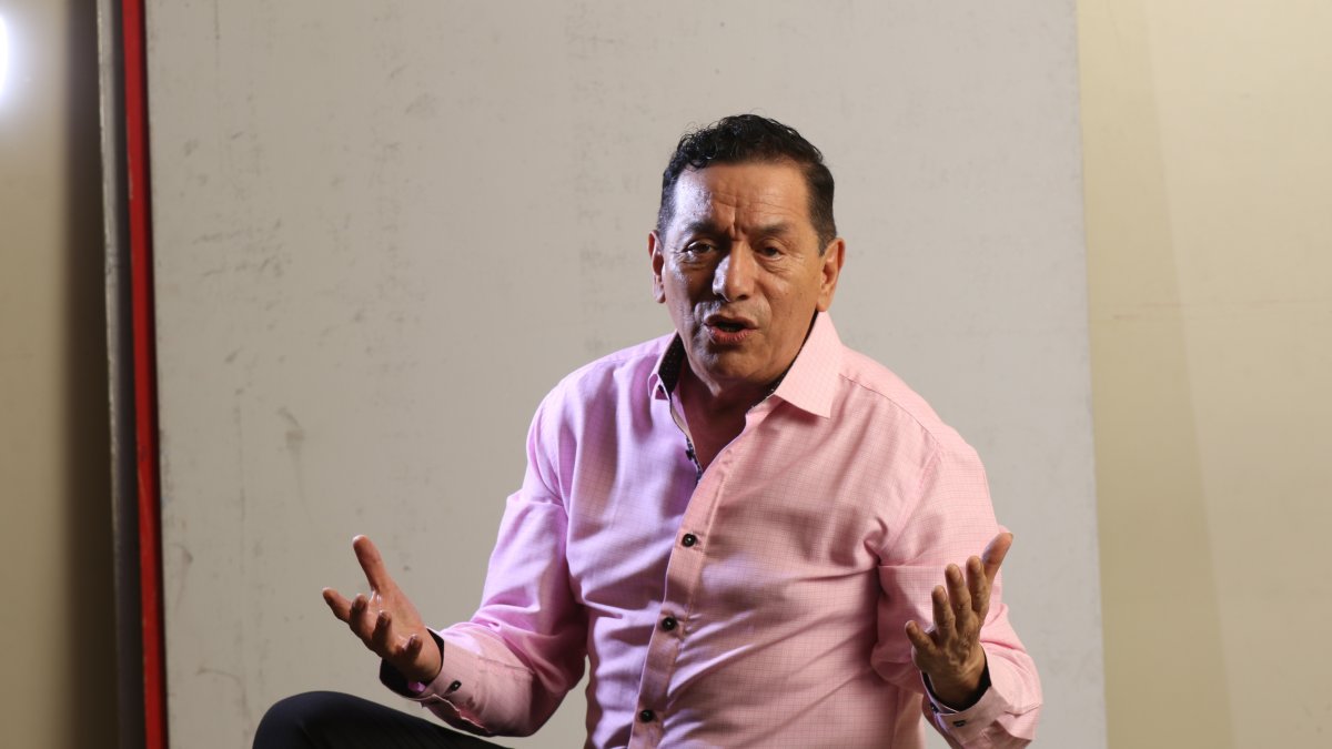 Edhisson cuenta con más de cuarenta años de trayectoria en el mundo de la música.