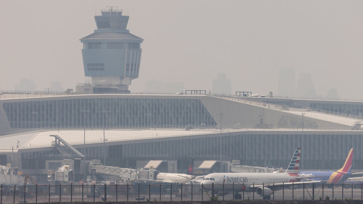 Aviones en el aeropuerto LaGuardia mientras el humo de los incendios forestales que arden en Canadá