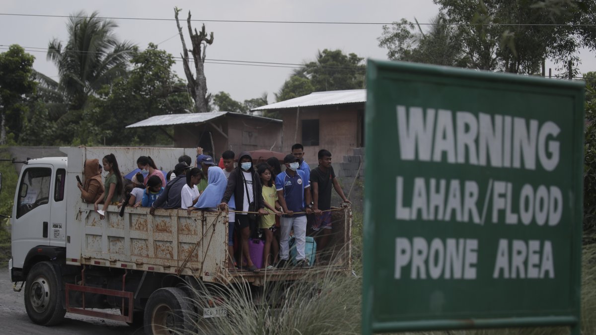 Aldeanos filipinos que viven al pie del volcán Mayon viajan en un camión durante una evacuación masiva en la ciudad de Daraga, provincia de Albay, Filipinas, el 9 de junio de 2023.