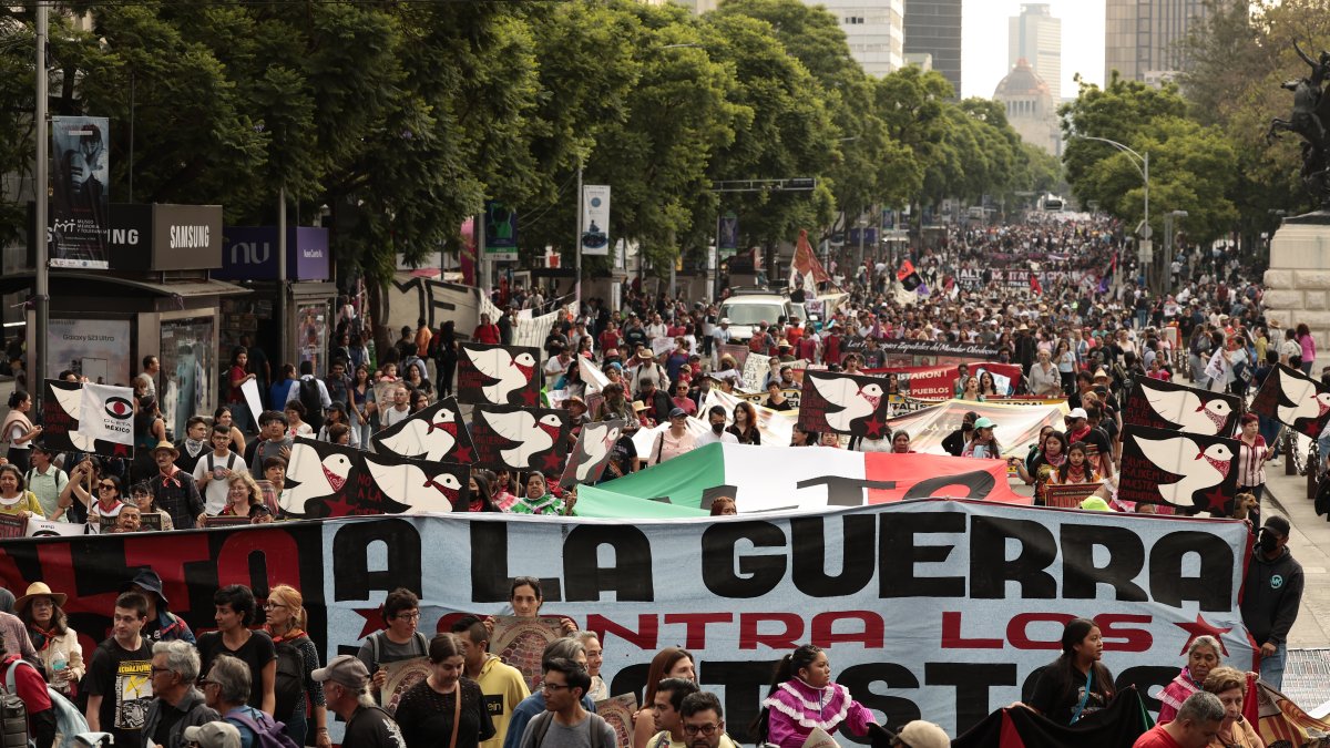 Varios miles de personas marcharon en San Cristobal de las Casas (Chiapas) para exigir el cese a los recientes ataques llevados a cabo por grupos paramilitares contra las comunidades zapatistas.