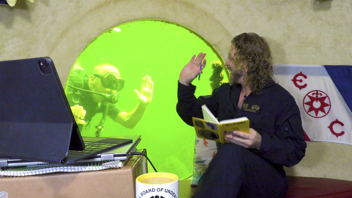 Joseph Dituri mientras observa desde la ventanilla del albergue submarino Jules' Undersea Lodge.