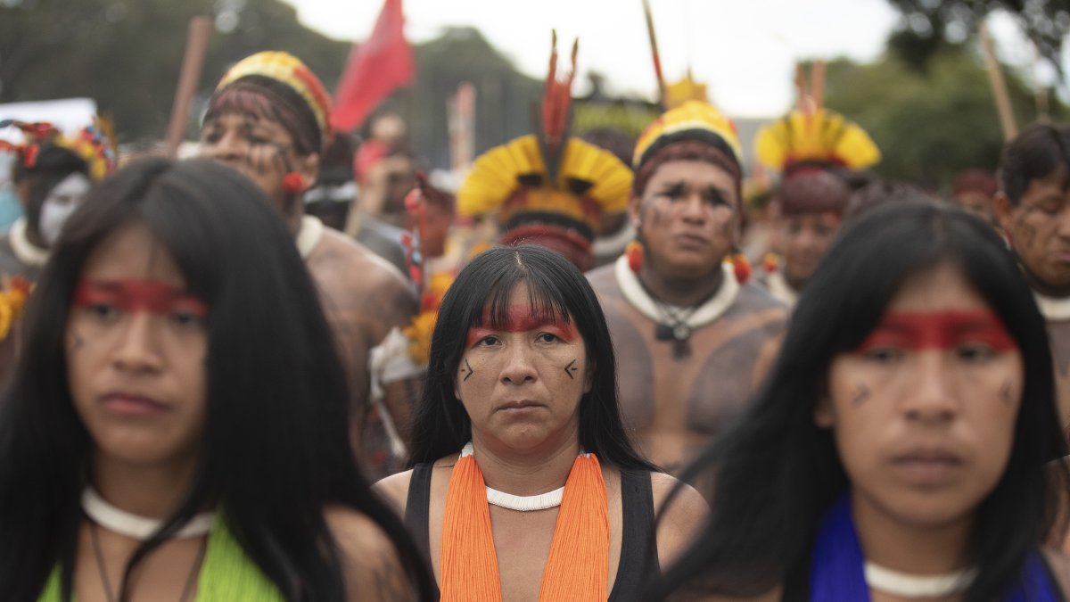 Indígenas de varios pueblos reunidos en el Campamento Tierra Libre (ATL), protestan durante un acto llamado 