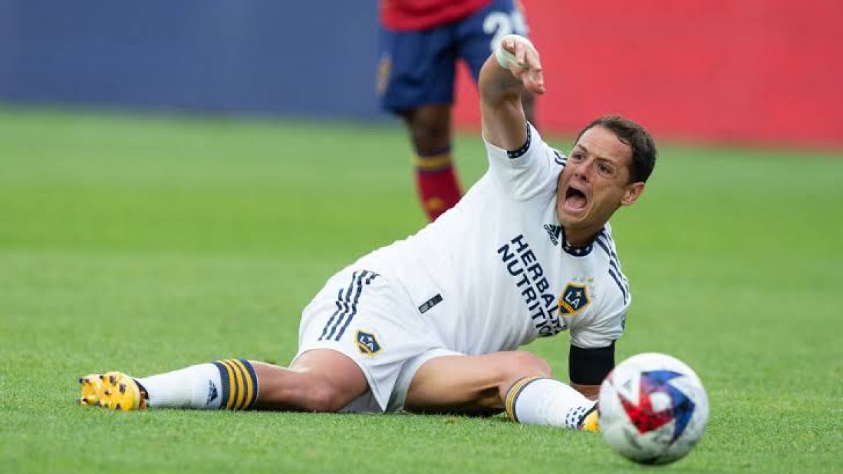 Javier Hernández grita del dolor sobre el gramado de juego el pasado miércoles 7 de junio, durante el compromiso entre LA Galaxy contra Real Salt Lake por la US Open Cup.