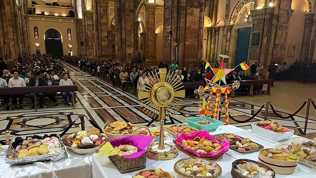 Tradición. Con la misa de bendición de los dulces, en la iglesia Catedral iniciaron las fiestas del Corpus Christi en Cuenca.