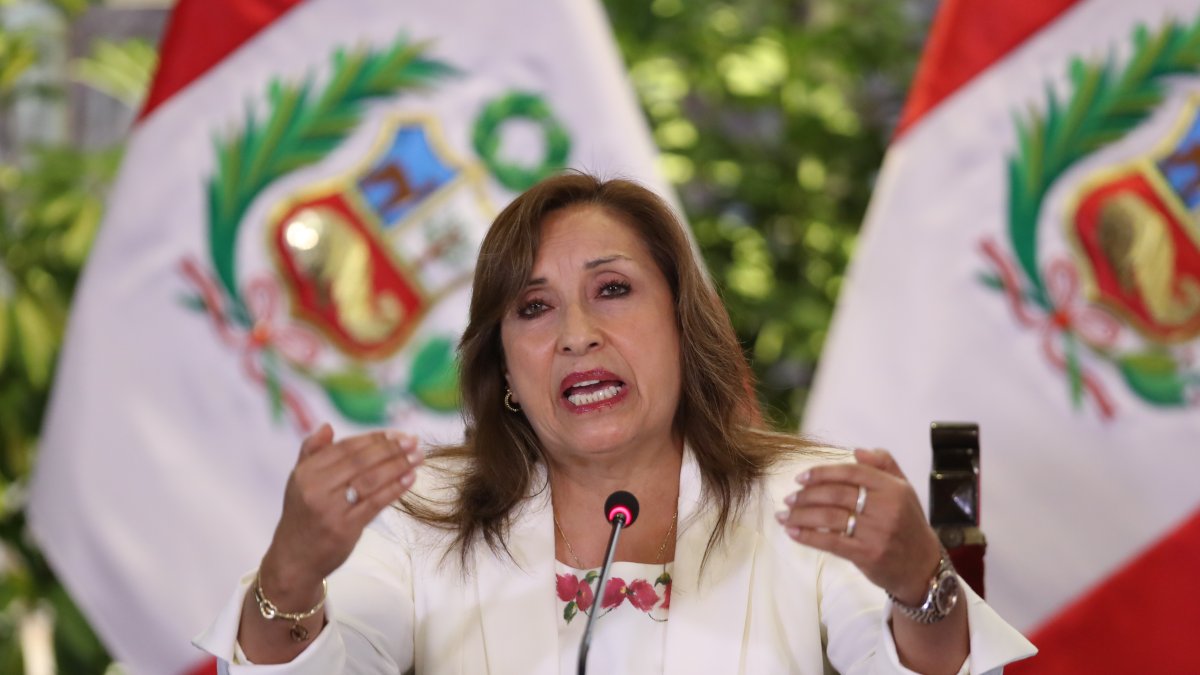 La presidenta del Perú, Dina Boluarte, ofrece un discurso de balance de sus primeros seis meses como presidenta de Perú
