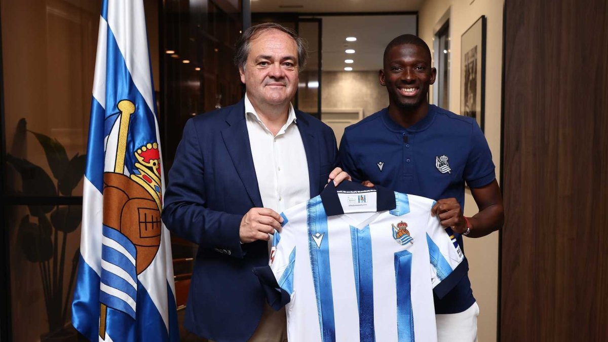 Trouré (d) junto al presidente Jokin Aperribay, durante su presentación oficial como jugador del cuadro ascensor.