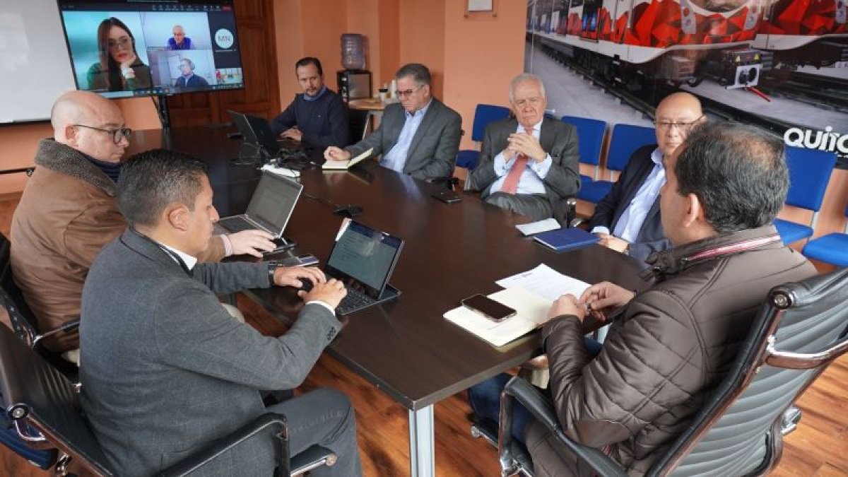 Unos seis exfuncionarios se dieron cita en la oficina del actual titular de la Empresa Pública Metro de Quito, Hugo Villacrés.