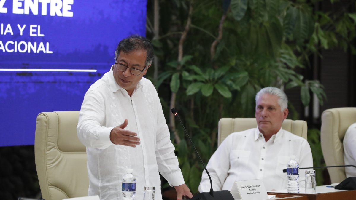 El presidente de Colombia Gustavo Petro (i), acompañado del presidente de Cuba Miguel Díaz Canel (d), habla durante el cierre de la tercera ronda de conversaciones de paz hoy en La Habana (Cuba).