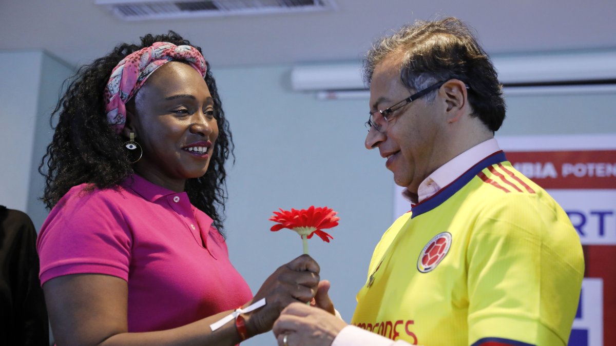 Ell presidente de Colombia, Gustavo Petro,  junto a la campeona olímpica colombiana María Isabel Urrutia y quien fuera su ministra del Deporte. 