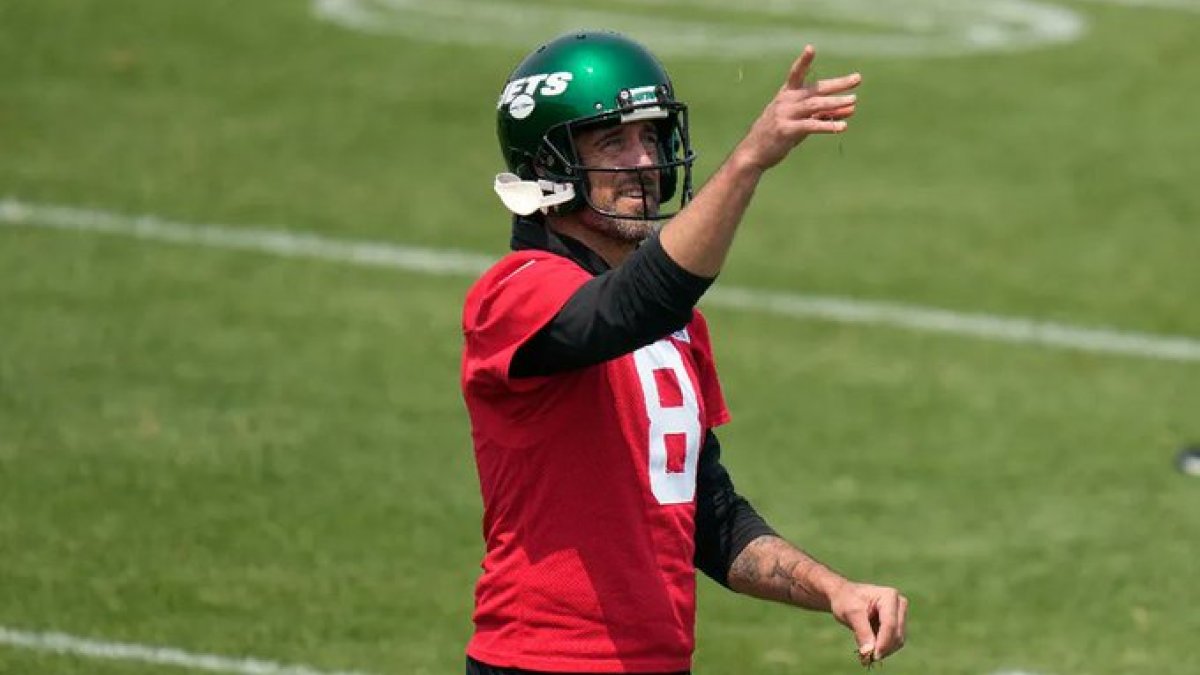 Aaron Rodgers, a sus 39 años, sigue jugando al fútbol americano.