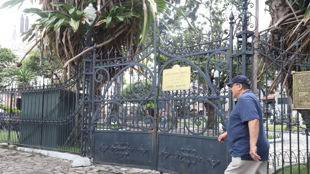 Caso Seminario. Solo una de las tres puertas que tiene el parque Seminario o también conocido como de las iguanas, ubicado en el centro de la ciudad, se encuentra abierta.