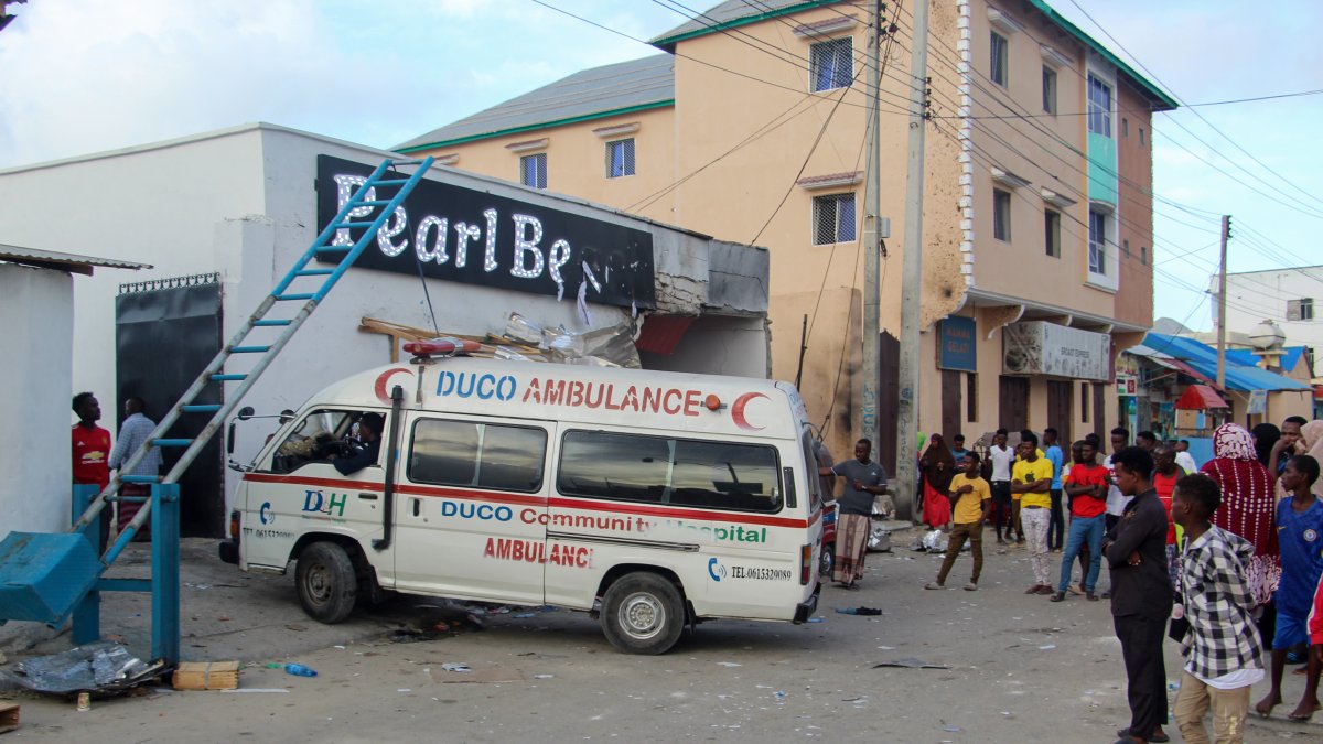 Una ambulancia entra en el hotel Pearl Beach donde se dio esta atentatado .