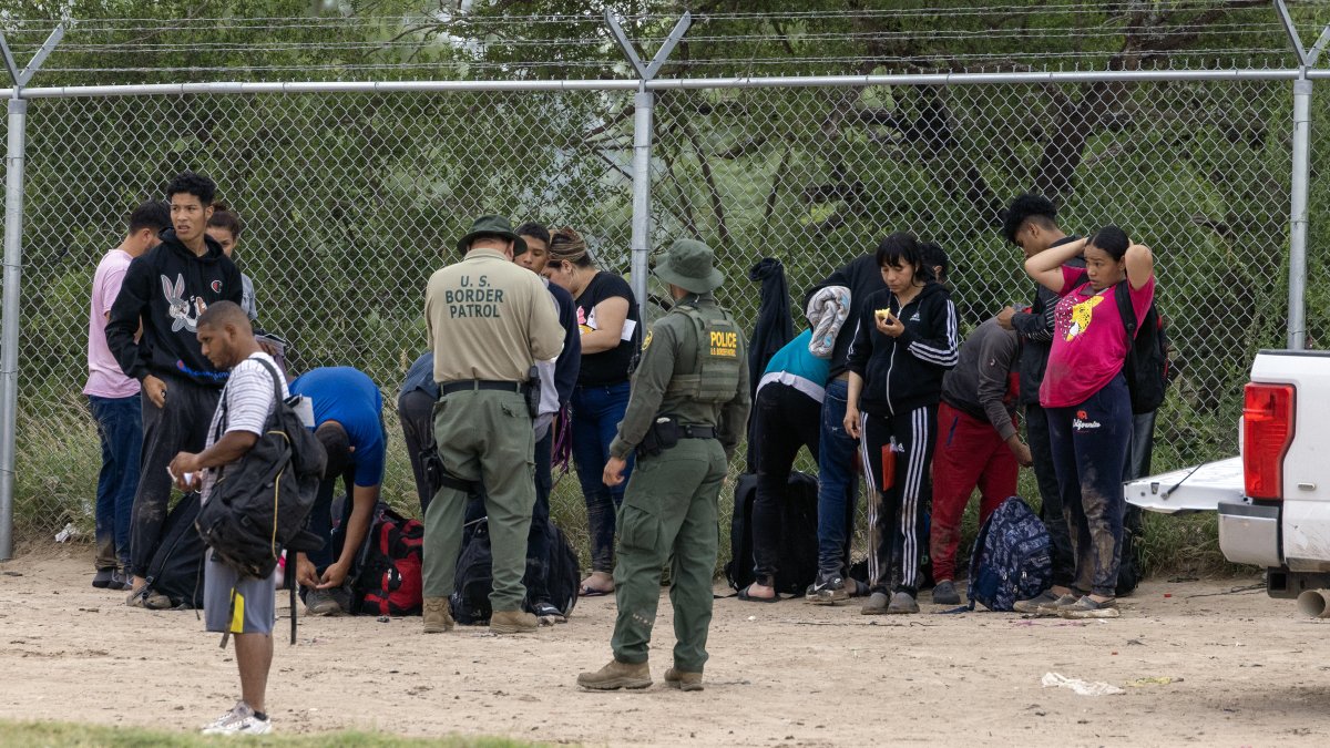 Agentes de la Patrulla Fronteriza de EE.UU. participan en la captura de migrantes en la frontera con México en un punto de Texas, en una fotografía de archivo.