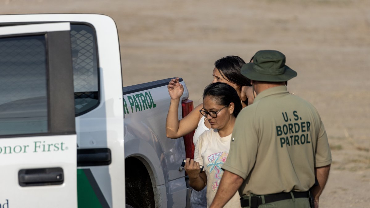 Foto referencial. Agentes de la Patrulla Fronteriza de EE.UU. participan en la captura de migrantes en la frontera con México en un punto de Texas, en una fotografía de archivo.