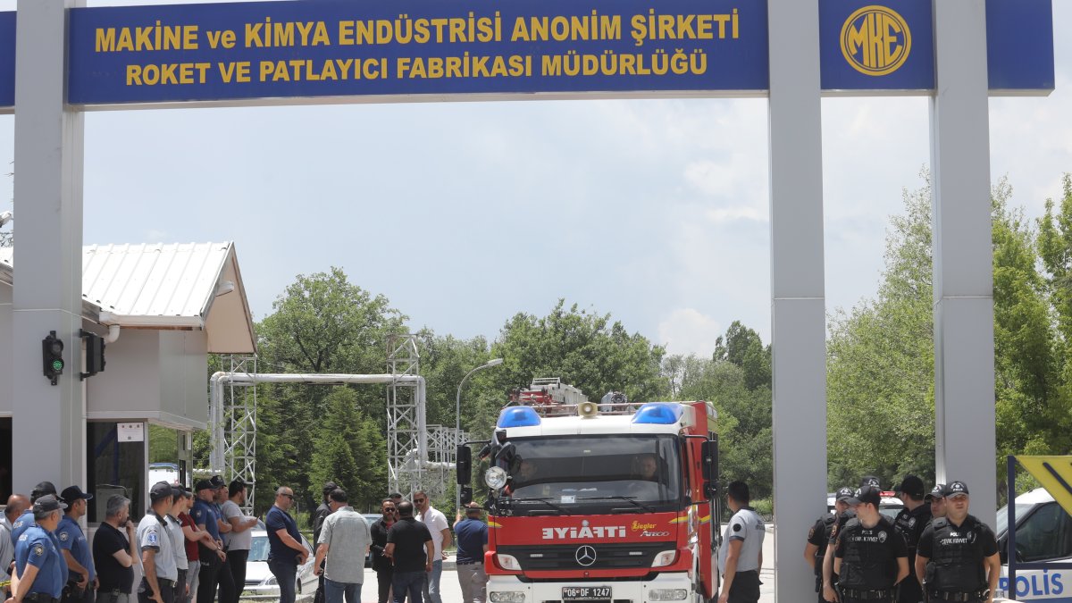 Policías y servicios de emergencia en la entrada de la Fábrica de Cohetes y Explosivos de la Industria de Maquinaria y Química (MKE) en Elmadag, en las afueras de Ankara, Turquía, 10 Junio ​​de 2023.