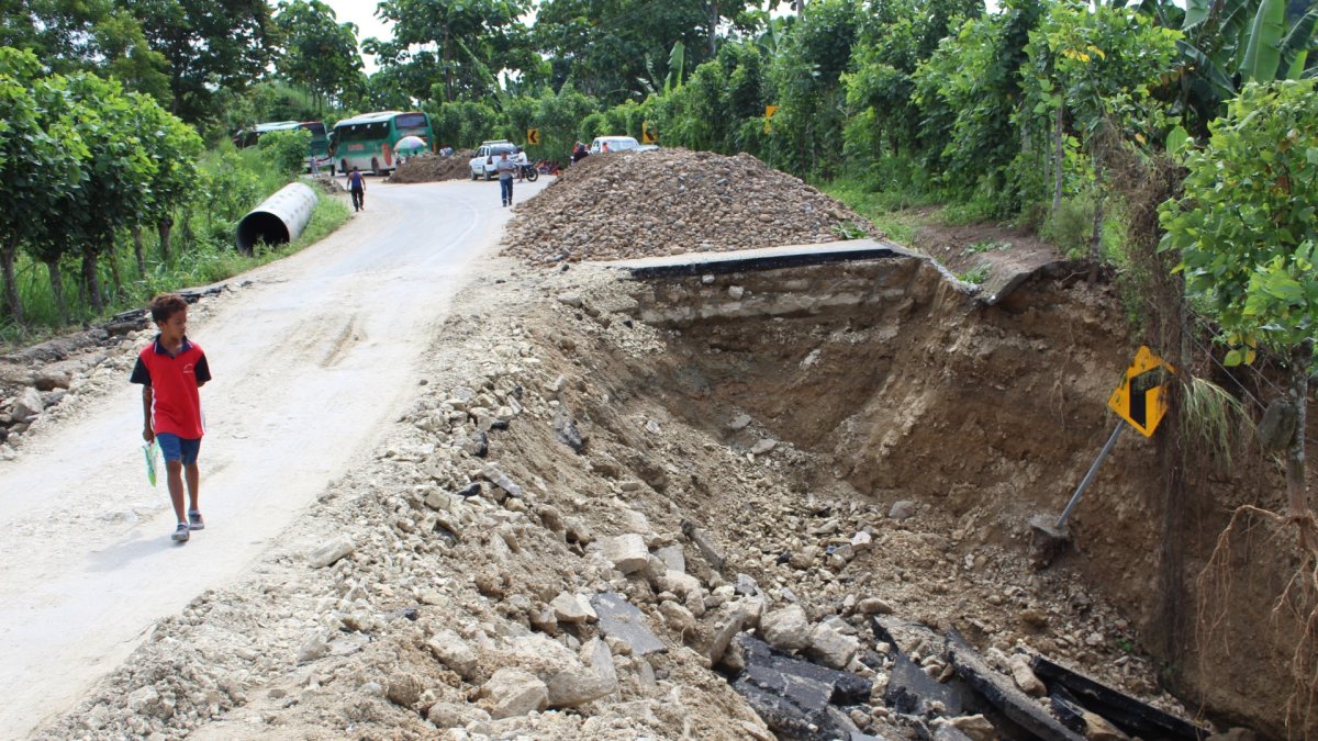 Cifras. Esta es una de las vías que fue afectada por el temporal, se reportan otros 10 puntos críticos en el cantón