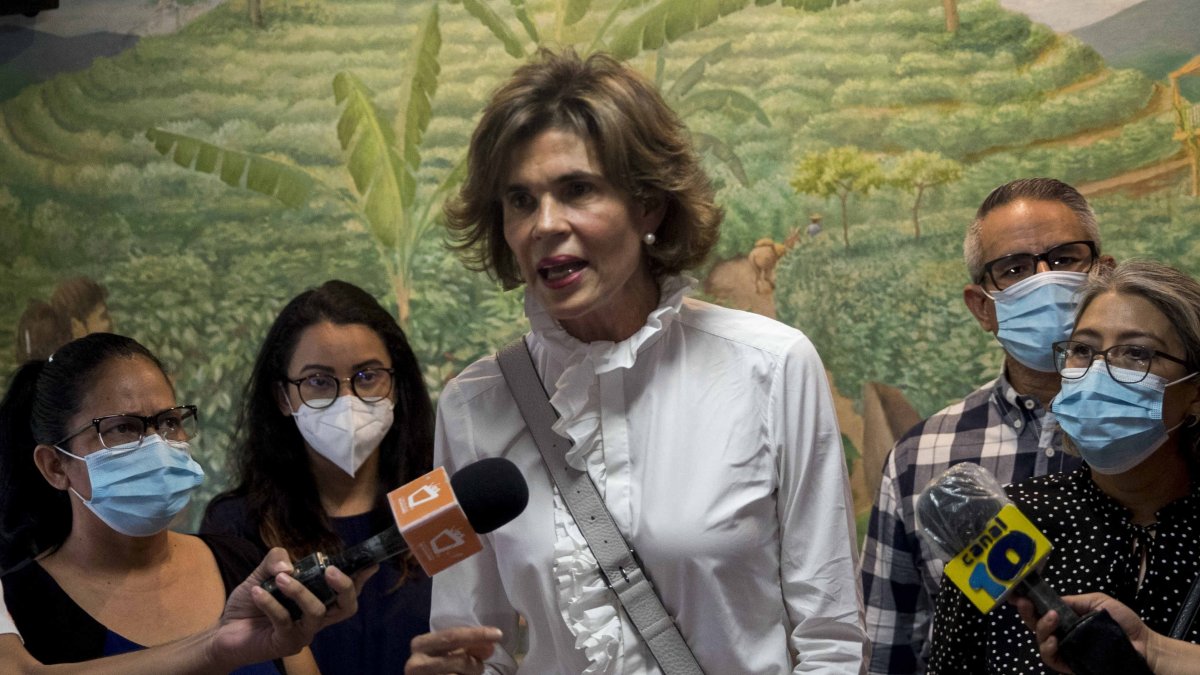 Cristiana Chamorro (c), hija de la expresidenta Violeta Barrios de Chamorro, en una fotografía de archivo.
