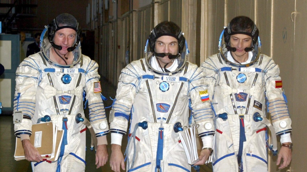 En la imagen de archivo, la tripulación de la Estación Espacial Internacional, de izda. a dcha,, los astronautas Michael Foale, Alexander Kaleri y Pedro Duque. EPA PHOTO/EPA/SERGEI CHIRIKOV