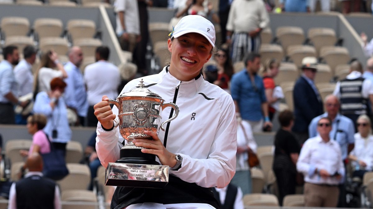 La polaca (22 años) es la más joven en conseguir su cuarta corona de Roland Garros desde que Serena Williams lo hizo en la edición de la temporada de 2015.
