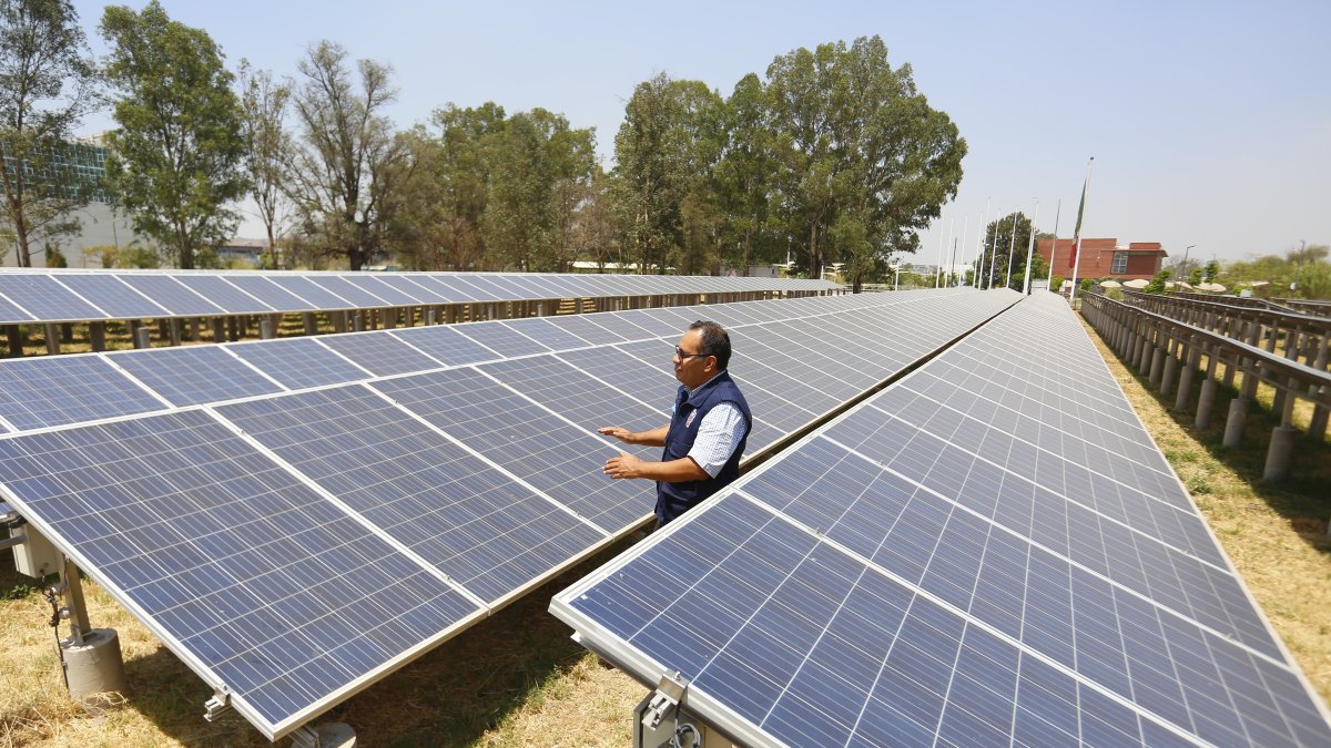 El director del Instituto de Energías Renovables de la Universidad de Guadalajara (UDG), Alberto Coronado, habla en medio de paneles solares el 2 de junio de 2023, en el municipio de Tonalá (México)