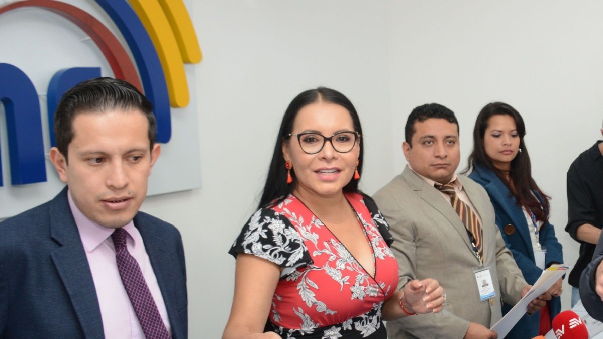Proceso. La presidenta del CNE Diana Atamaint recibió hasta el mediodía la aceptación de dos precandidaturas para las elecciones.